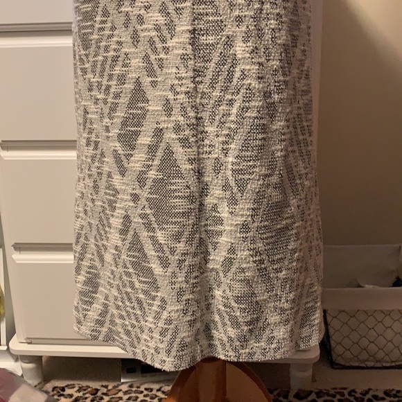 Ann Taylor white/ black fully lined stretchy skirt - Picture 4 of 10